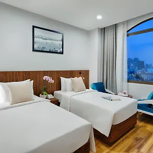 Happy Life Grand & Rooftop Skybar Отель